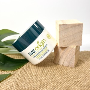 Composée d’huiles de Carthame et Bourrache Bio, cette crème anti-rides fermeté contient 98,2% d'ingrédients d'origine naturelle, elle repulpe votre peau, la nourrie et attenue les rides du visage.

À la fois souple et ferme, notre crème anti-rides fermeté apporte du confort à votre peau.

#natorigin #creme #antirides #fermeté #repulpe #peau #nourrie #attenue #rides