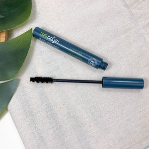 Avec sa formule onctueuse et riche en beurre de karité, notre mascara allonge et gaine les cils. Il définit parfaitement les cils et sublime le regard en un instant.

Adapté aux yeux sensibles et allergiques, il apaise, reminéralise et accentue votre regard.

#mascara #natorigin #allonge #gaine #cils