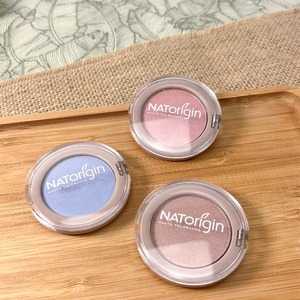 Un maquillage naturel ou un maquillage intense ?

Nos fards irisés sont d’une excellente tenue et sont dotés d’une composition de 100 % d'ingrédients d'origine naturel.

Ils illuminent le regard et offrent un maquillage pour toutes les occasions.

#natorigin #fardàpaupieres #excellente #tenue #illumine #regard