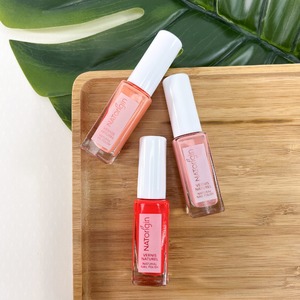 À la fois jolis et écologiques🍃

(Re)Découvrez nos 12 teintes de vernis, de la teinte la plus discrète a la plus intense, avec toujours une tenue impeccable !
Son application est facile et sa couvrance parfaite vous permettrons d’en mettre pour toutes les occasions. 💅 

#natorigin #teinte #discrete #intense #tenue #impeccable #applicationfacile #touteoccasions #onglesfragiles