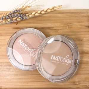 Notre highlighter crée des zones de lumière sur votre visage pour un teint rayonnant. 
Elle est composée de fines nacres, qui attirent le soleil et créent un joli teint glowy .
Grâce à sa formule qui contient 100% d’ingrédient d’origine naturelle, cette poudre convient parfaitement aux peaux sensibles.
