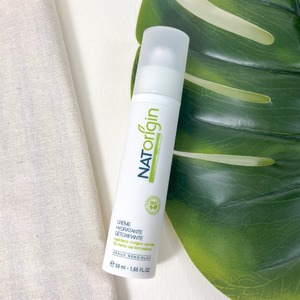 Cette crème possède deux actions : Hydratante Détoxifiante

Son action hydratante lui permet d’être une base parfaite pour votre makeup, mais aussi de favoriser sa tenue toute la journée.
Son action Détoxifiante combat les phénomènes oxydants générés par l’environnement responsables du vieillement prématuré de la peau.

Sa texture douce et légère rend votre peau sensible, confortable et éclatante.

#natorigin #crème #hydratante #détoxifiante #baseparfaite #peauxsensibles