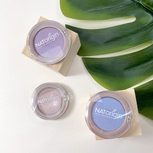 Nos Fards à paupières mettront en valeur et apporteront une touche de lumière à votre regard ✨

Grâce à nos 12 teintes, vous avez la possibilité d’opter pour un maquillage naturel au quotidien tout comme un maquillage intense pour une occasion plus festive.

Sa formule légère est composée à 100 % d'ingrédients d'origine naturelle et est aussi adaptée aux yeux sensibles.

#natorigin #fardsàpaupieres #12teintes #maquillage #naturel #intense #formulelégère #yeuxsensibles