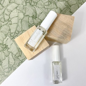 Conçu pour les ongles fragiles, notre base coat est composée de 93 % d’ingrédients d’origine naturelle.

Elle protège l’ongle avant l’application du vernis en formant une barrière protectrice et évite le transfert de la partie colorée dans l'ongle.

#natorigin #basecoat #onglesfragiles #protege