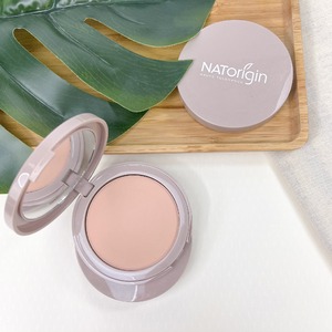 Idéale pour fixer le maquillage du teint.

La poudre compacte matifie et unifie le teint tout en légèreté.

La poudre de Tapioca Bio lui accorde une extrême douceur et vous promet un confort exceptionnel ainsi qu’un fini doux et soyeux.

#natorigin #poudrecompact #fixe #teint #fini #doux #soyeux
