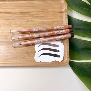 La dernière petite touche, pour un joli maquillage des yeux : une jolie courbe des sourcils 😉 

Discret mais précis, il densifie et redessine la courbe des sourcils. Riche en cires Bio, le liner fixe les sourcils pour accentuer le regard et combler les zones peu fournies.

#natorigin #linersourcils #joli #maquillage #yeux #courbe #sourcils #discret #precis
