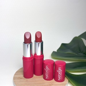 Ce rouge à lèvres est formulé à partir de 100 % d'ingrédients d'origine naturelle et de pigments minéraux naturels ce qui lui donne une texture douce, fondante et protectrice.

En plus de les habiller il hydratera et protégera vos lèvres sensibles.

#natorigin #rougealevres #ingredientnaturel #texture #douce #protectrice #levressensibles