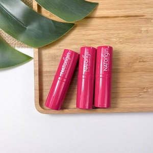 En plus d’habiller les lèvres, nos rouges à lèvres les protègent et les hydratent. 😍

Leur texture riche en cires et en huiles bio offre une douceur et une protection parfaite.
Crémeux et confortables, ils s’adaptent même aux lèvres les plus sensibles.