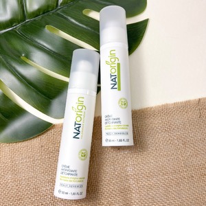 À la recherche d’une crème détoxifiante ET hydratante ?
Notre crème hydratante détoxifiante a bien des atouts :
- combattre les phénomènes oxydants qui viennent de l’environnement
- hydrater le visage
- servir de base de maquillage
De plus, elle est composée avec 98,5 % d’ingrédients d’origine naturelle et convient à tout type de peau.