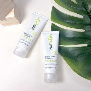 Apportez du confort à vos mains et vos ongles en utilisant nos produits composés d’ingrédients naturels.

La crème mains - ongles est composée à 98 % d'ingrédients d'origine naturelle et d’actifs bio comme les huiles de Jojoba, Macadamia et en beurre de Karité Bio.

Elle soulage, protège et hydrate les mains et les ongles, et vous offre un fini doux et soyeux sur la peau.

#natorigin #creme #mains #ongles #soulage #protege #fini #doux #peauxsenseibles