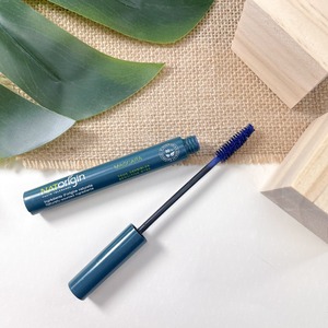 Avec sa formule onctueuse et riche en beurre de karité, notre mascara allonge et gaine les cils.
Il définit parfaitement les cils et sublime le regard en un instant.

Adapté aux yeux sensibles et allergiques, il apaise, reminéralise et accentue votre regard.

#natorigin #mascara #oncteux #allonge #gaine #cils #definit #cils