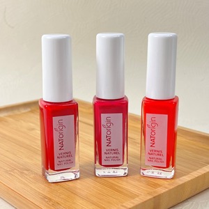 Trouvez la couleur qui vous correspond !

Après avoir utilisé notre base, appliquez le vernis à ongles.
Très facile d'application, avec un fini est brillant, une couleur intense et une tenue parfaite.

Ce vernis à ongles possède une formulation écologique contenant jusqu'à 94% d'ingrédients d’origine naturelle et haute tolérance, parfait pour les ongles fragiles et sensibles.